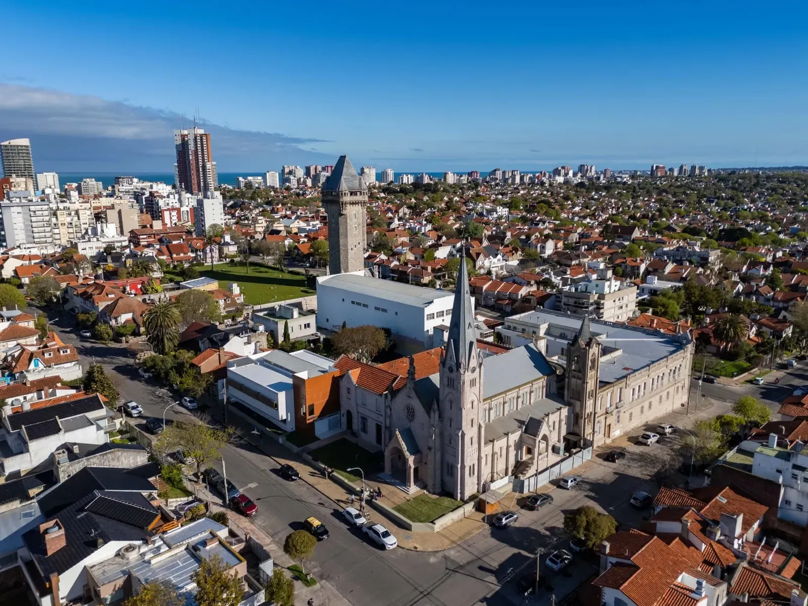 La iglesia Stella Maris, la Torre Tanque y el barrio de la loma, con el mar de fondo.