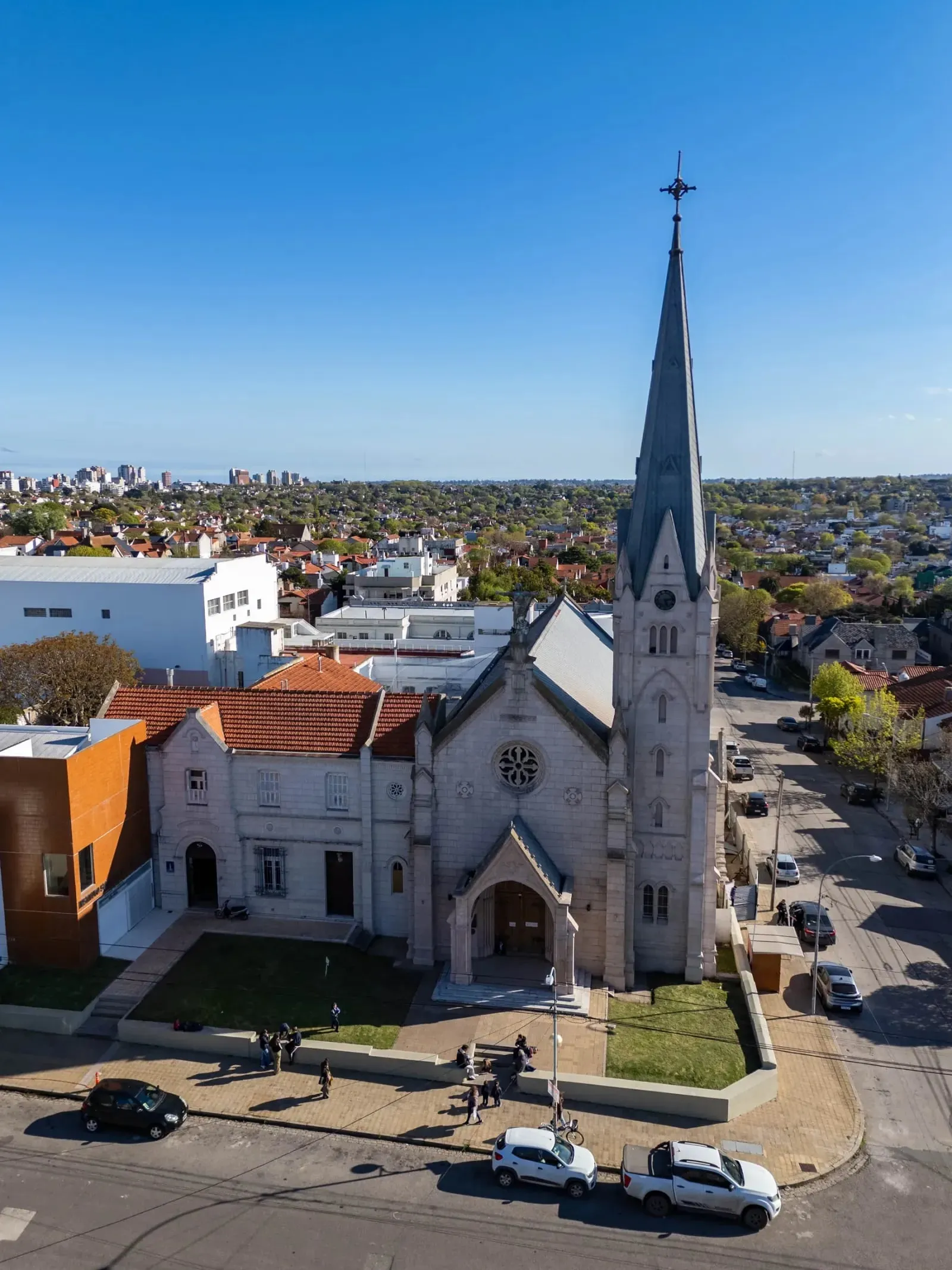 La iglesia Stella Maris desde el aire, con el colegio al lado y el barrio de fondo