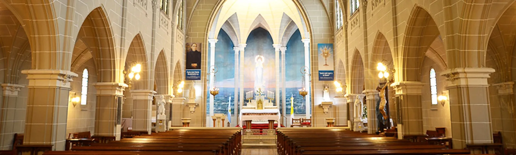 Interior de la iglesia Stella Maris, con el altar y la imagen de la Virgen