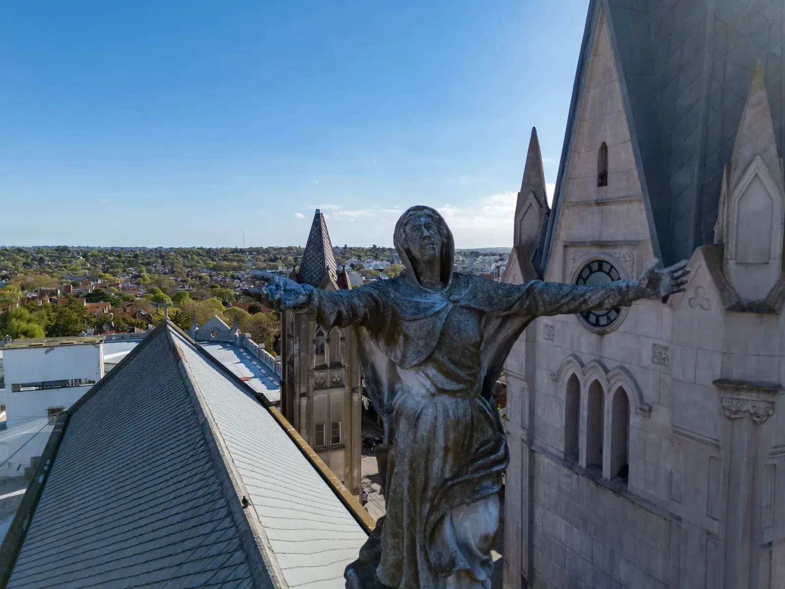 La imagen que corona el techo de la iglesia, junto al campanario