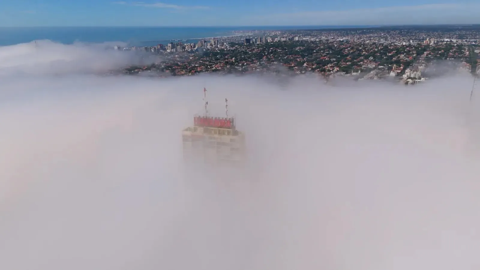 La cima del edificio Havanna asoma entre la neblina, con la ciudad de fondo.