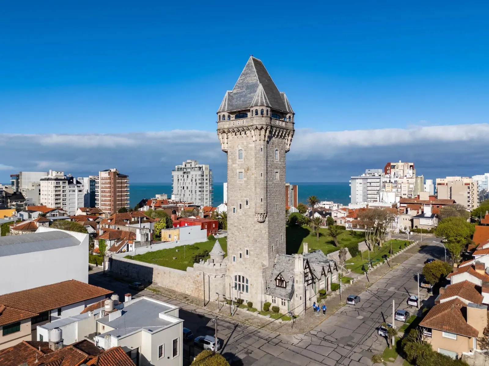 La Torre Tanque desde el aire, con el barrio y el mar de fondo