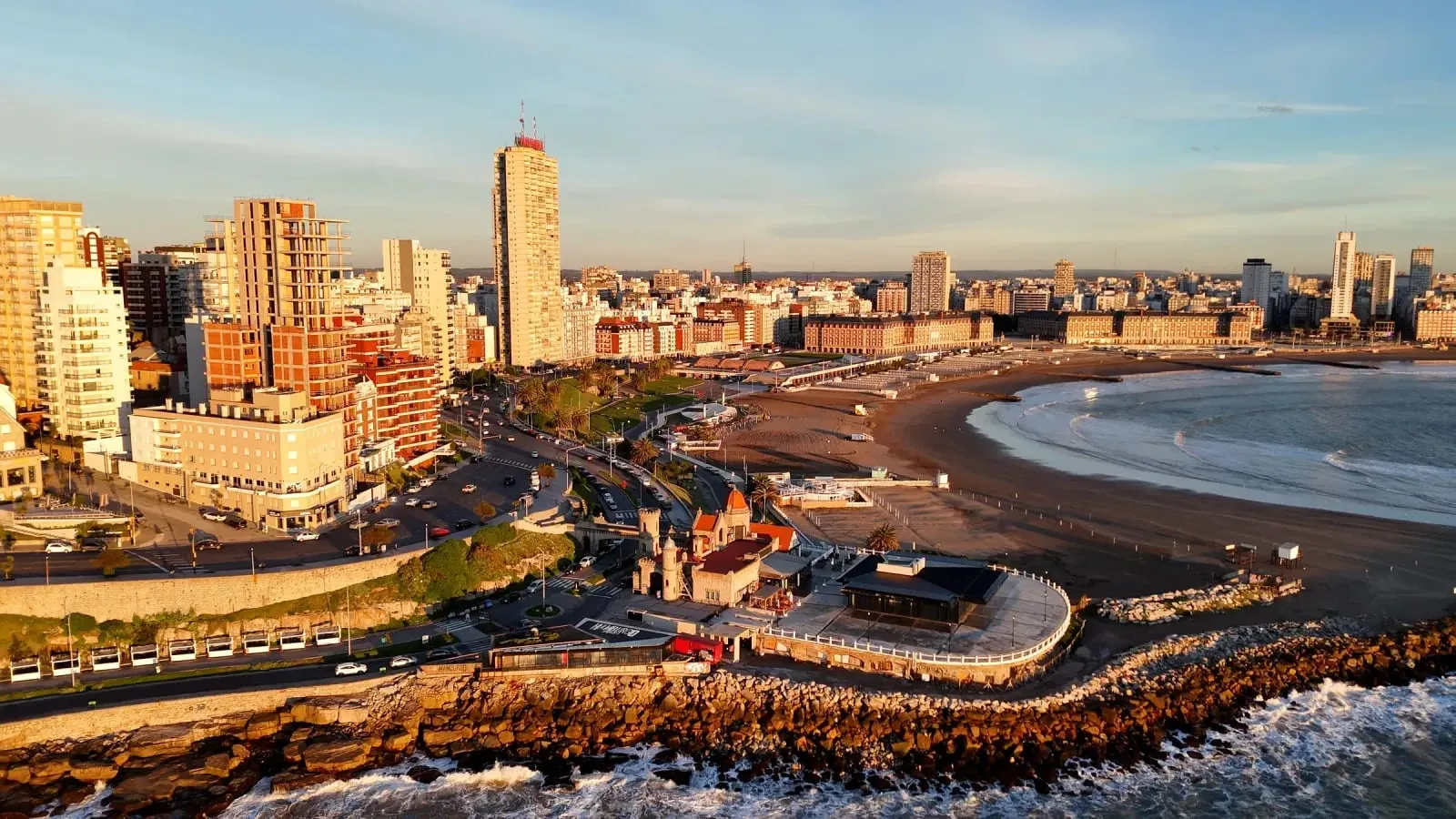 El Torreón del Monje y Playa Varese desde el aire