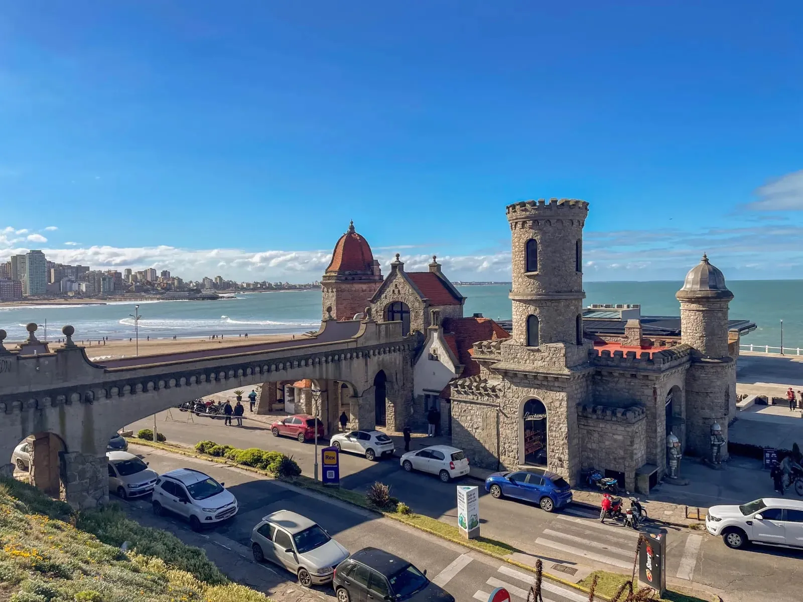 El Torreón del Monje y su puente sobre el Boulevard Marítimo, con Playa Varese y la costa de fondo.