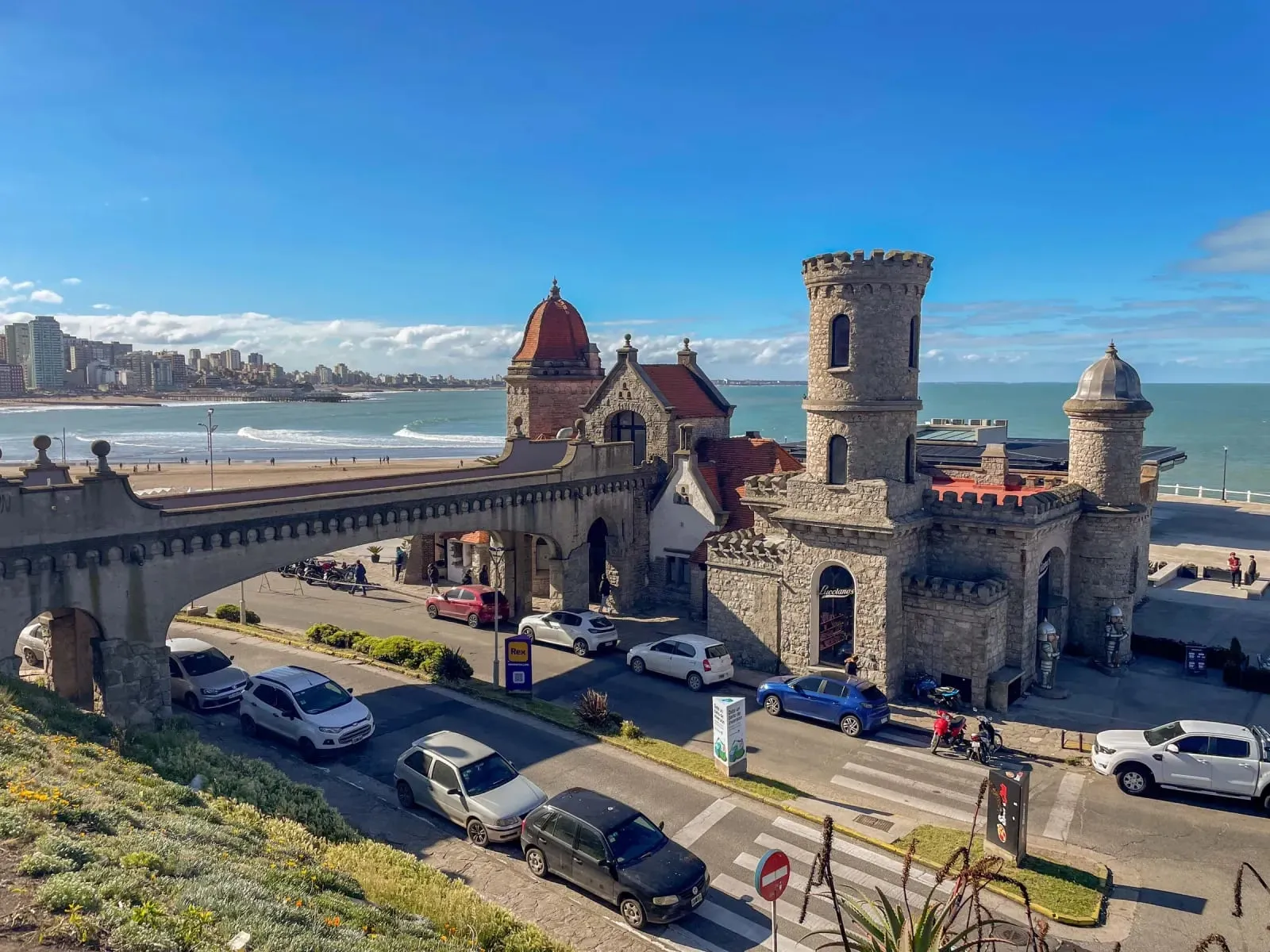 El Torreón del Monje y su puente sobre el Boulevard Marítimo, con la costa de fondo